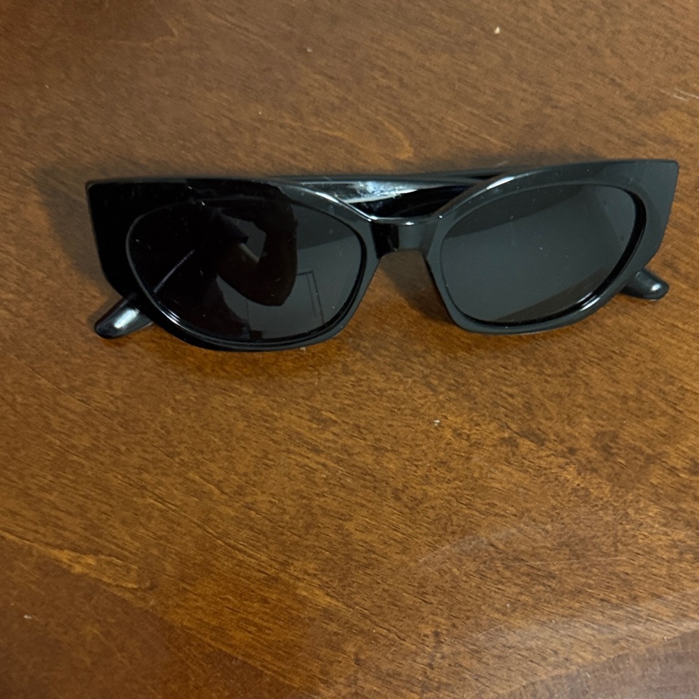 Elegant Black Sunglasses - Picture 5 of 5
